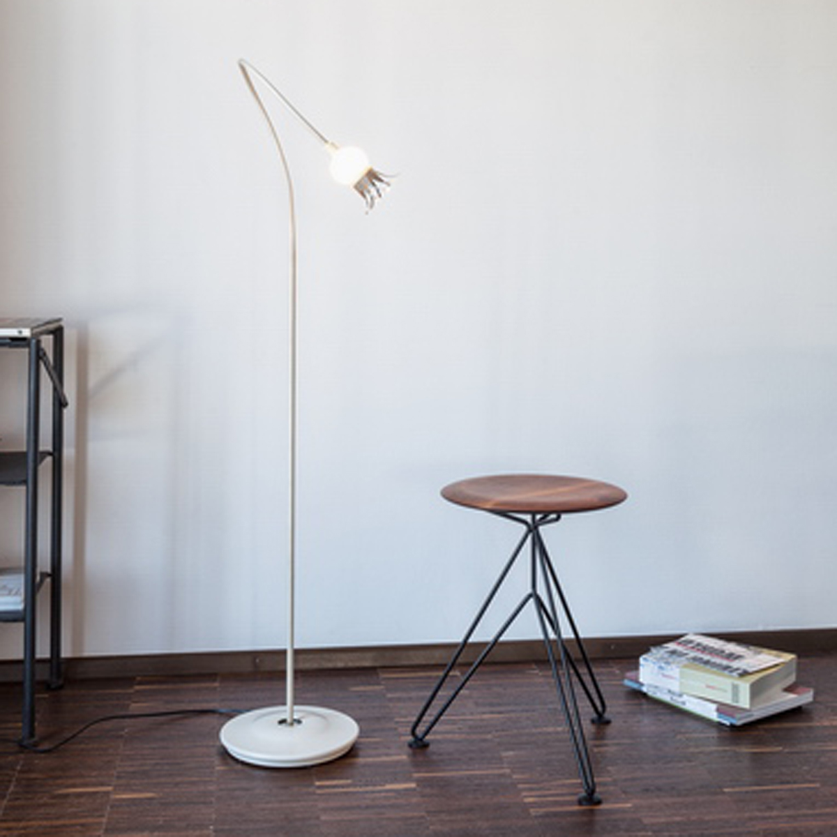 Serien.lighting Poppy Floor 1 Stehleuchte, Schirm: Keramik, Arm: beige