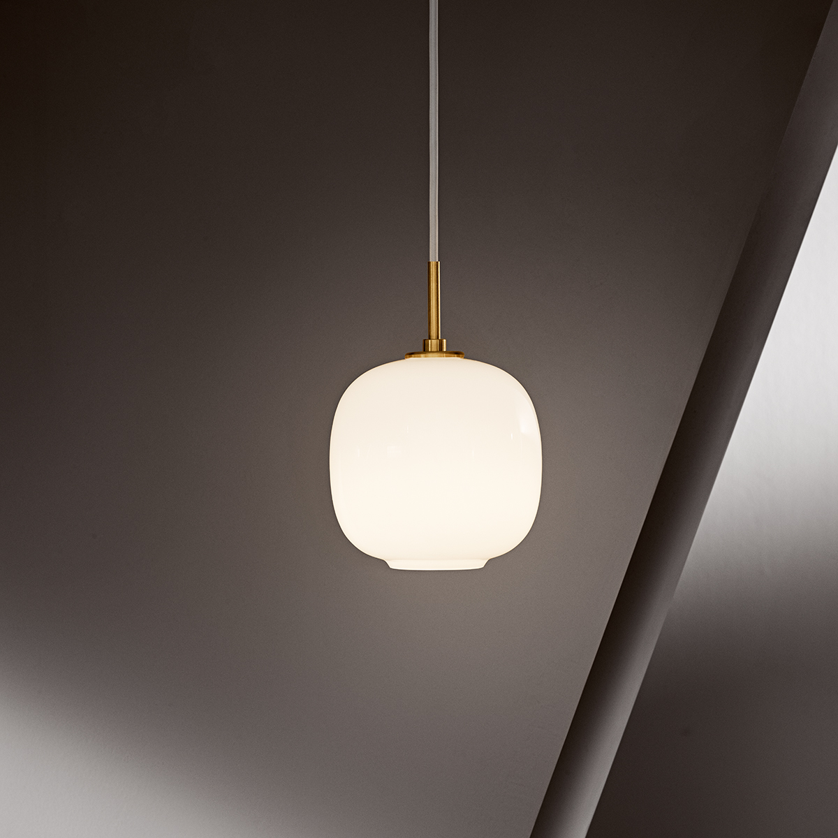 Louis Poulsen VL 45 Radiohus Pendelleuchte, Ø: 17,5 cm, Opalglas weiß