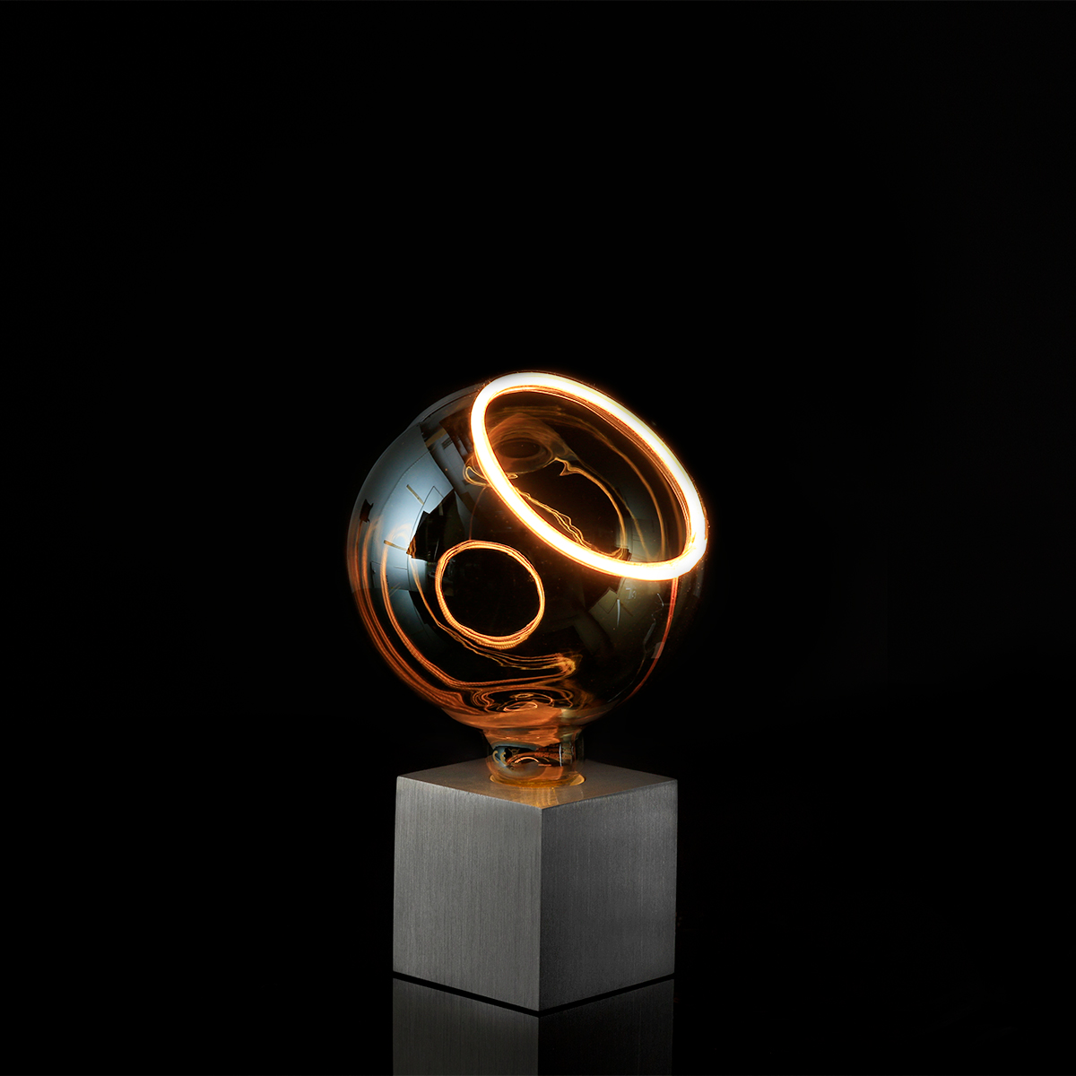 Sompex Cubic Tischleuchte mit Segula LED Floating Globe 150 45° smokey grau, Aluminium (inbegriffen) (©Leuchtenland.com)
