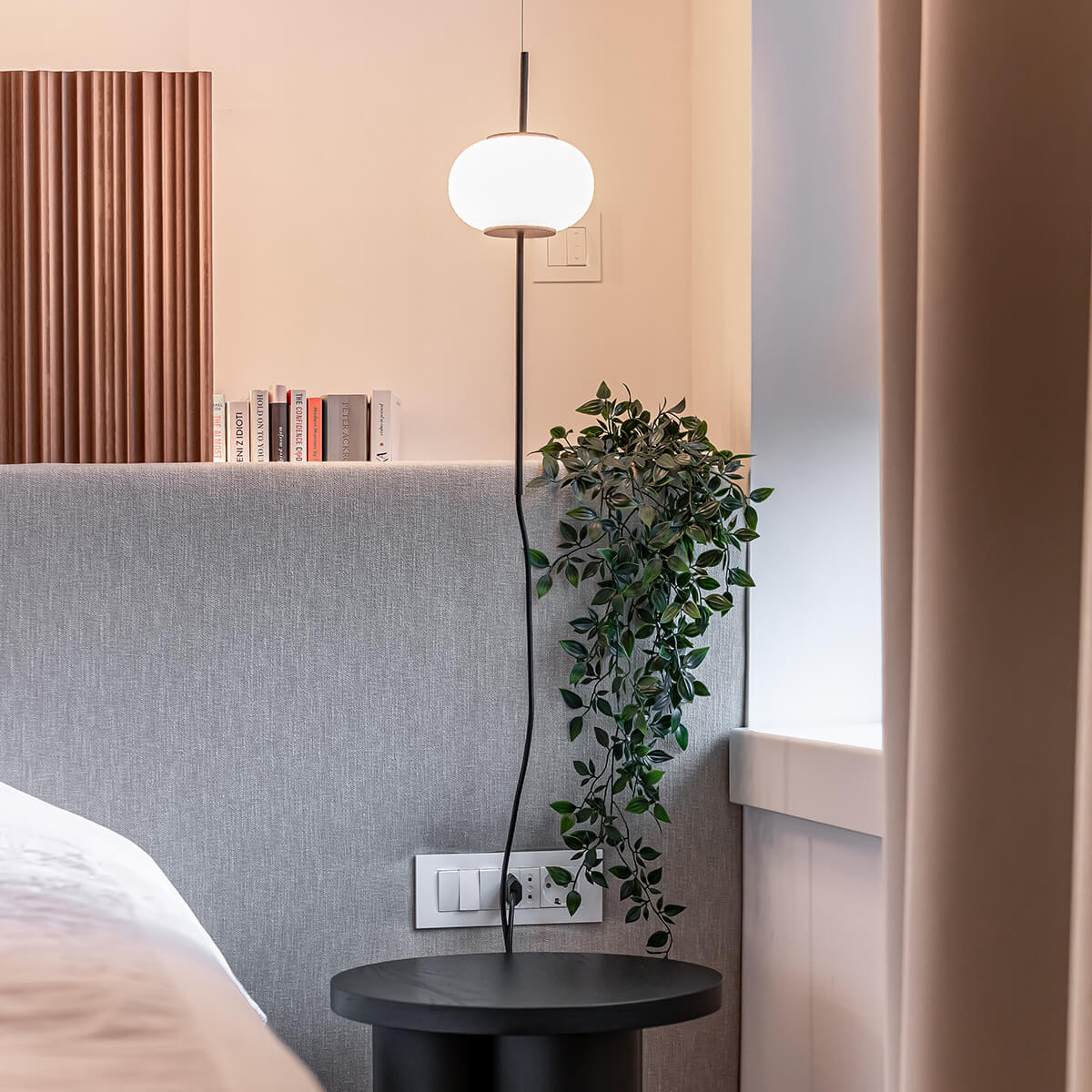 Milan Astros Steh- / Pendelleuchte, schwarz matt