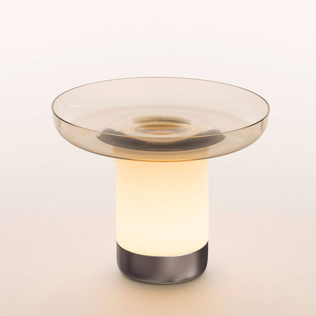 Artemide Bontà Portable LED Akkuleuchte, inkl. Teller, Glas: grau