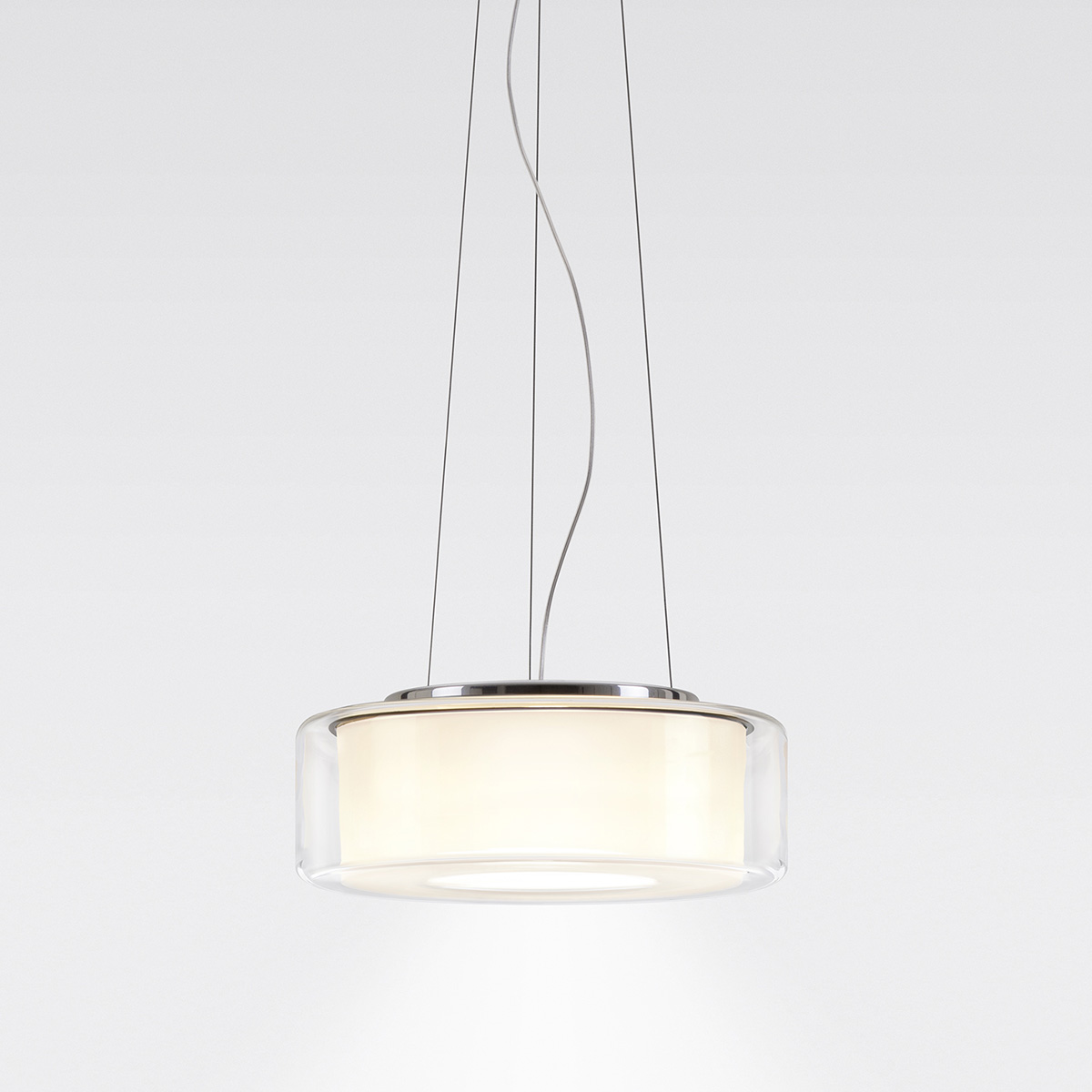 Serien.lighting Curling Suspension Rope M LED Pendelleuchte, Glas klar, Reflektor: zylindrisch opal (©serien.lighting)