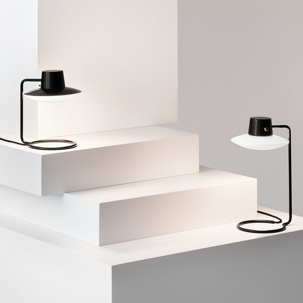 Louis Poulsen AJ Oxford Tischleuchte, Opalglas, und AJ Oxford Mini Tischleuchte, Metall schwarz / Opalglas (eingeschaltet)