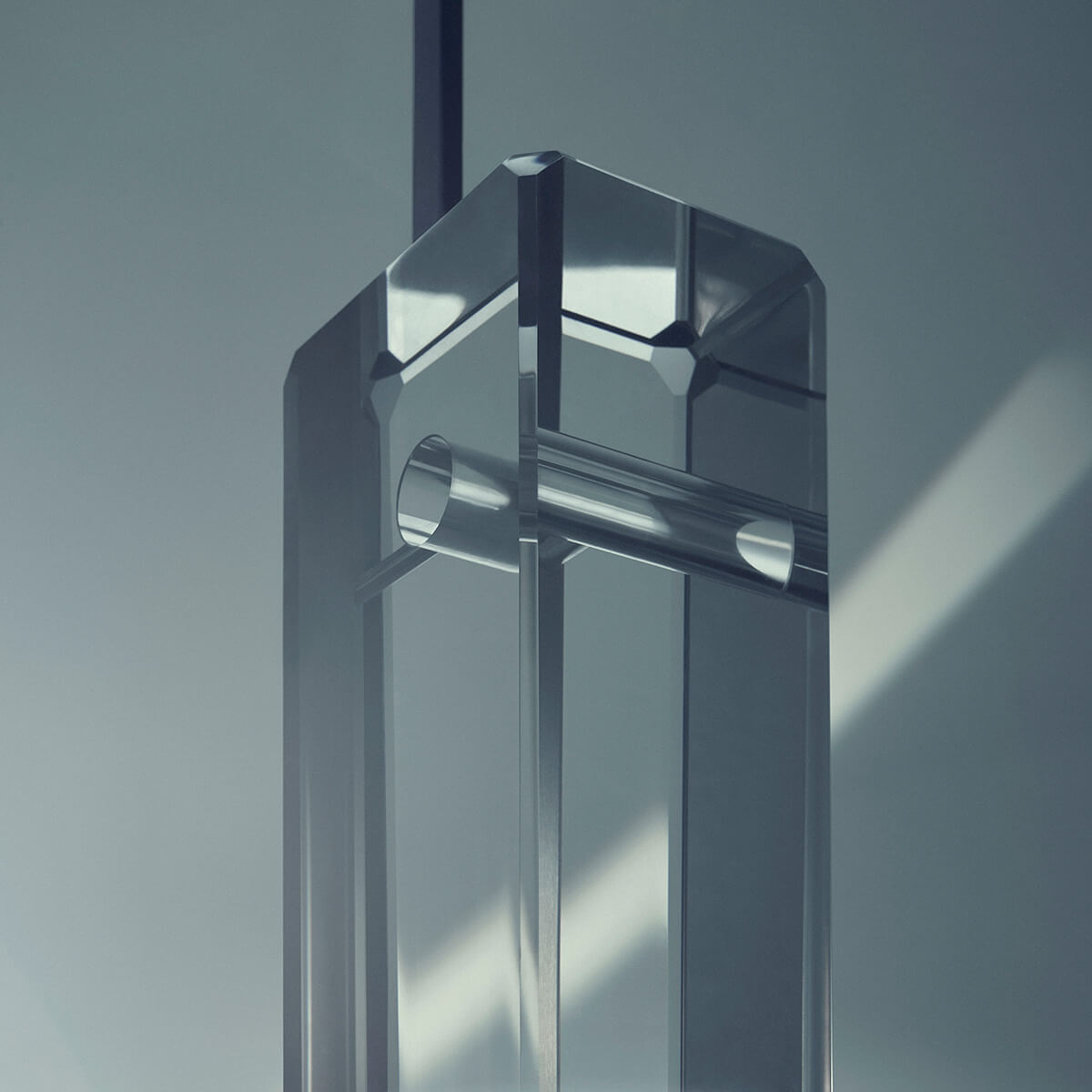 Flos Arco K 2022 Limited Edition Bogenleuchte, Edelstahl, Sockel: Kristallglas (©Mattia Balsamini)