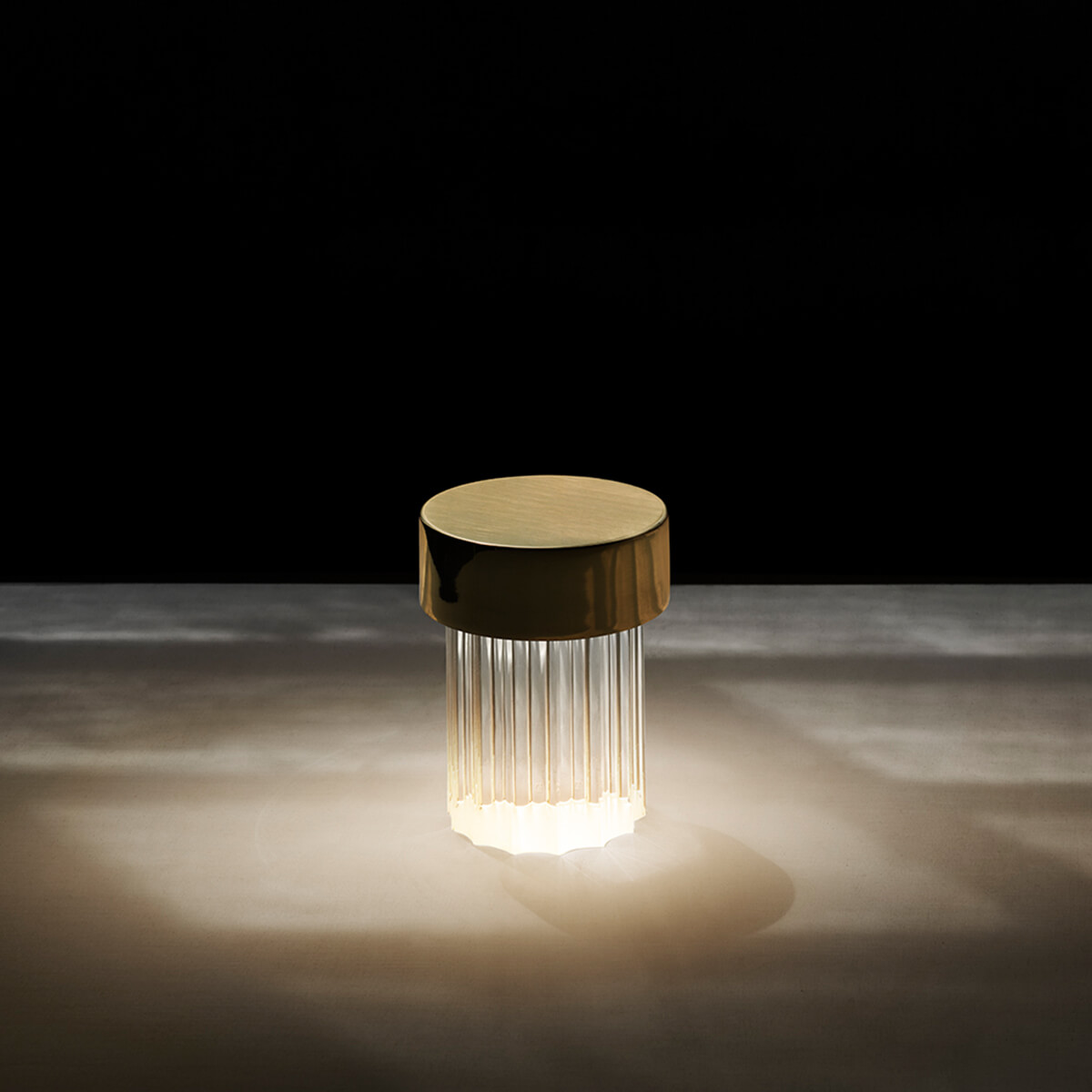 Flos Last Order Fluted LED Akkuleuchte, Messing glänzend (©Tommaso Sartori)