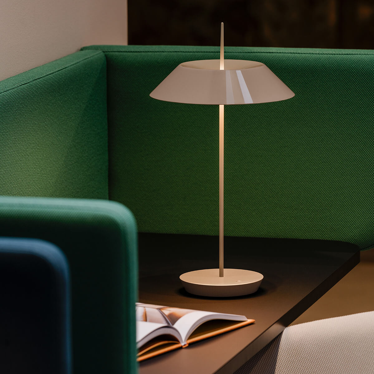 Vibia Mayfair Mini 5495 LED Akkuleuchte, beige