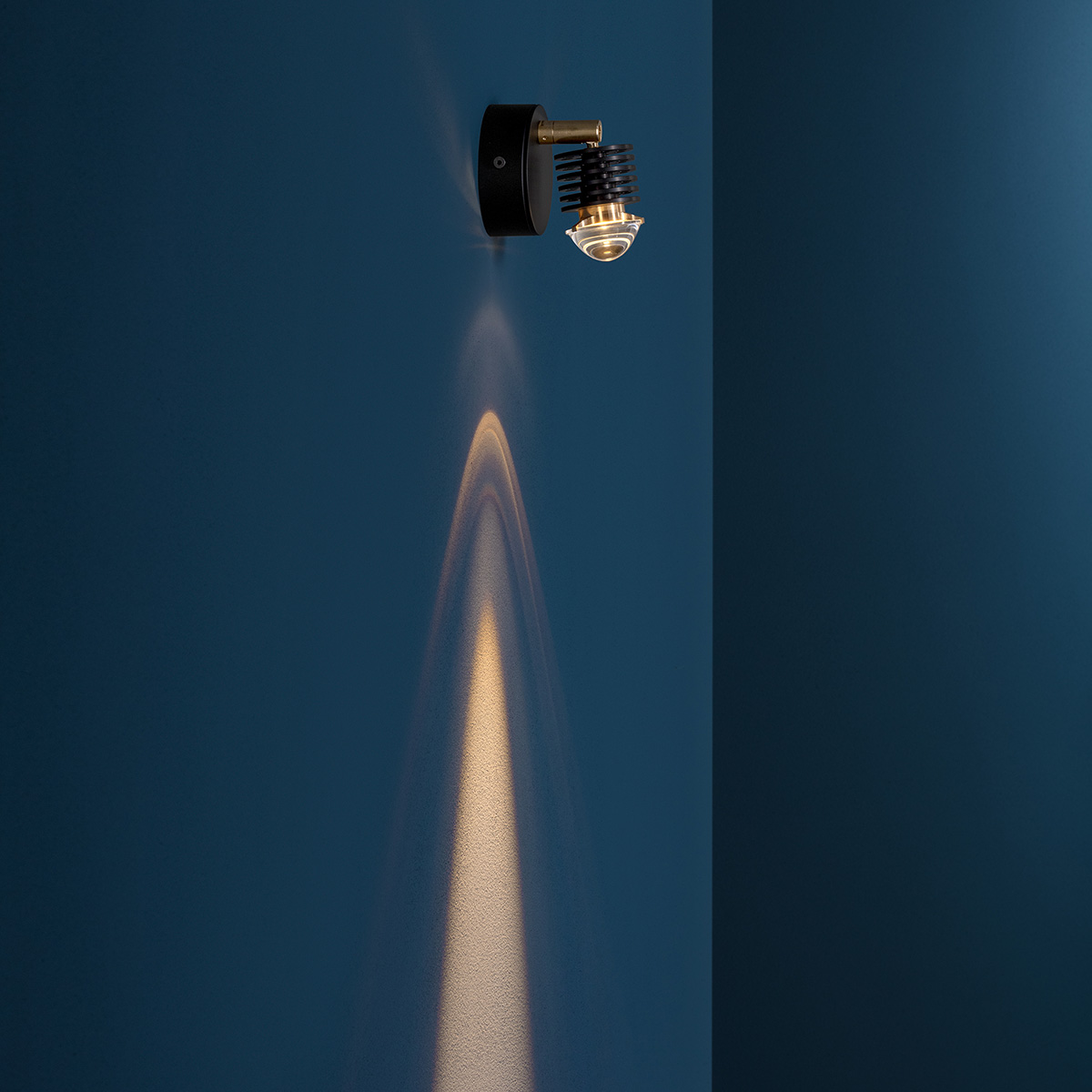 Catellani & Smith EC 301 LED Wandleuchte, schwarz / Messing (eingeschaltet) (Foto: Nava-Rapacchietta)