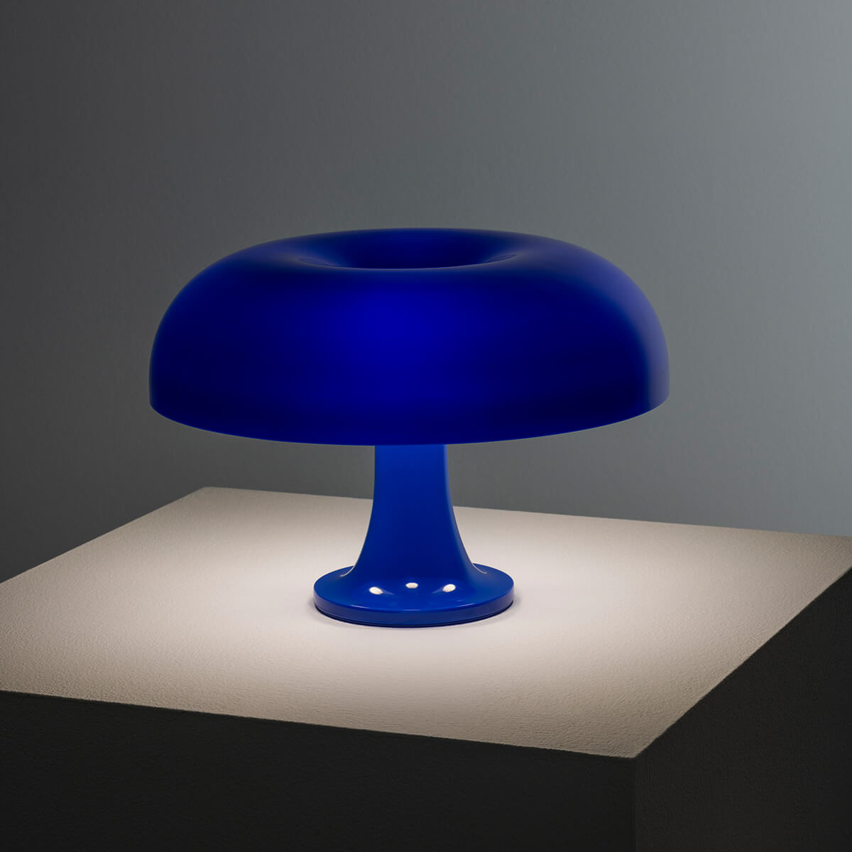 Artemide Nessino Tavolo, dunkelblau (eingeschaltet)