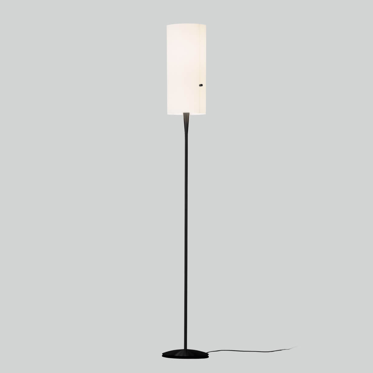Serien.lighting Club Floor M LED Stehleuchte, schwaz lackiert (©serien.lighting)