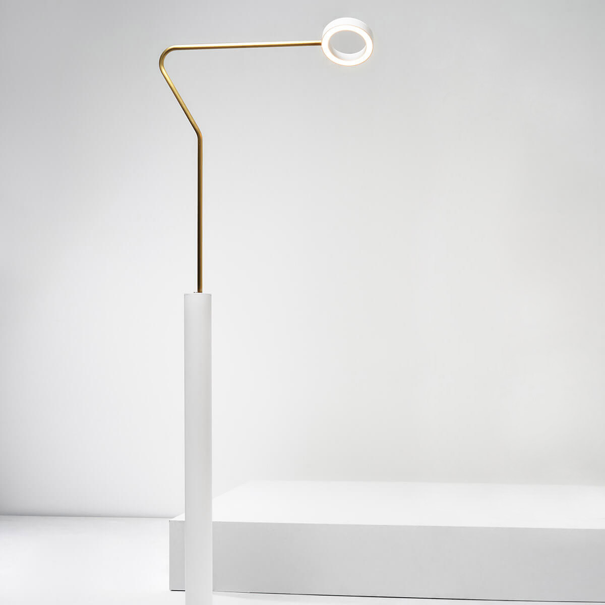 Zava Meta LED Stehleuchte, weiß / Messing satiniert