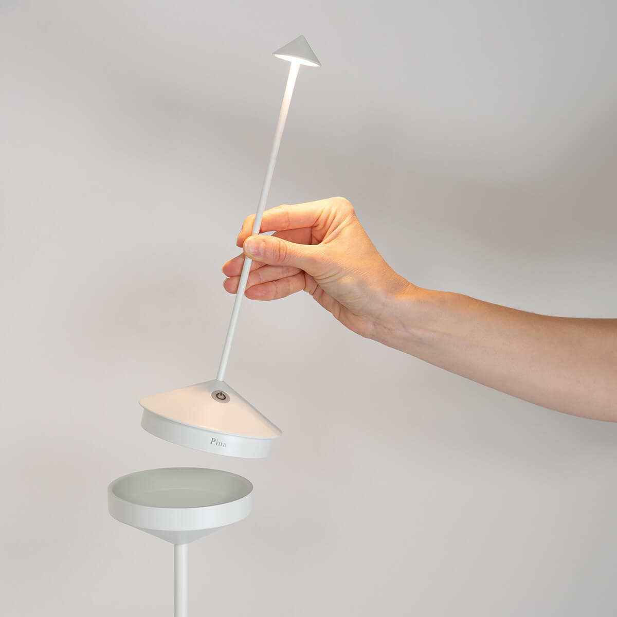 Zafferano AiLati Pina Ständer mit Basis und Erdspieß, weiß, mit Pina Pro LED Akkuleuchte, weiß (separat erhältich)