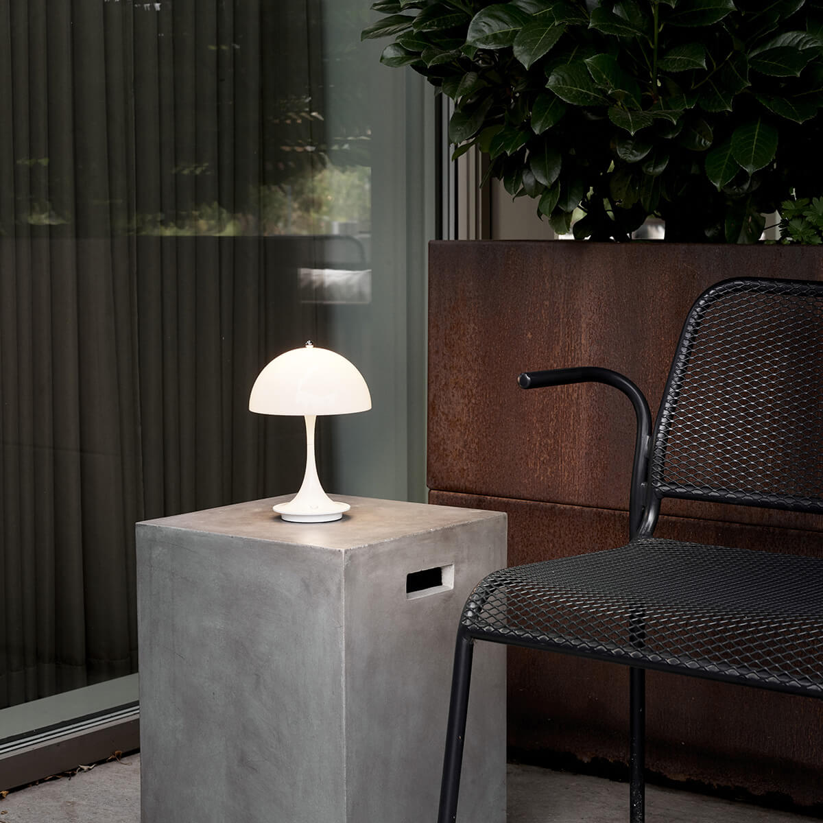 Louis Poulsen Panthella 160 Portable V2 LED Akkuleuchte, Acryl opalweiß – Design by Verner Panton