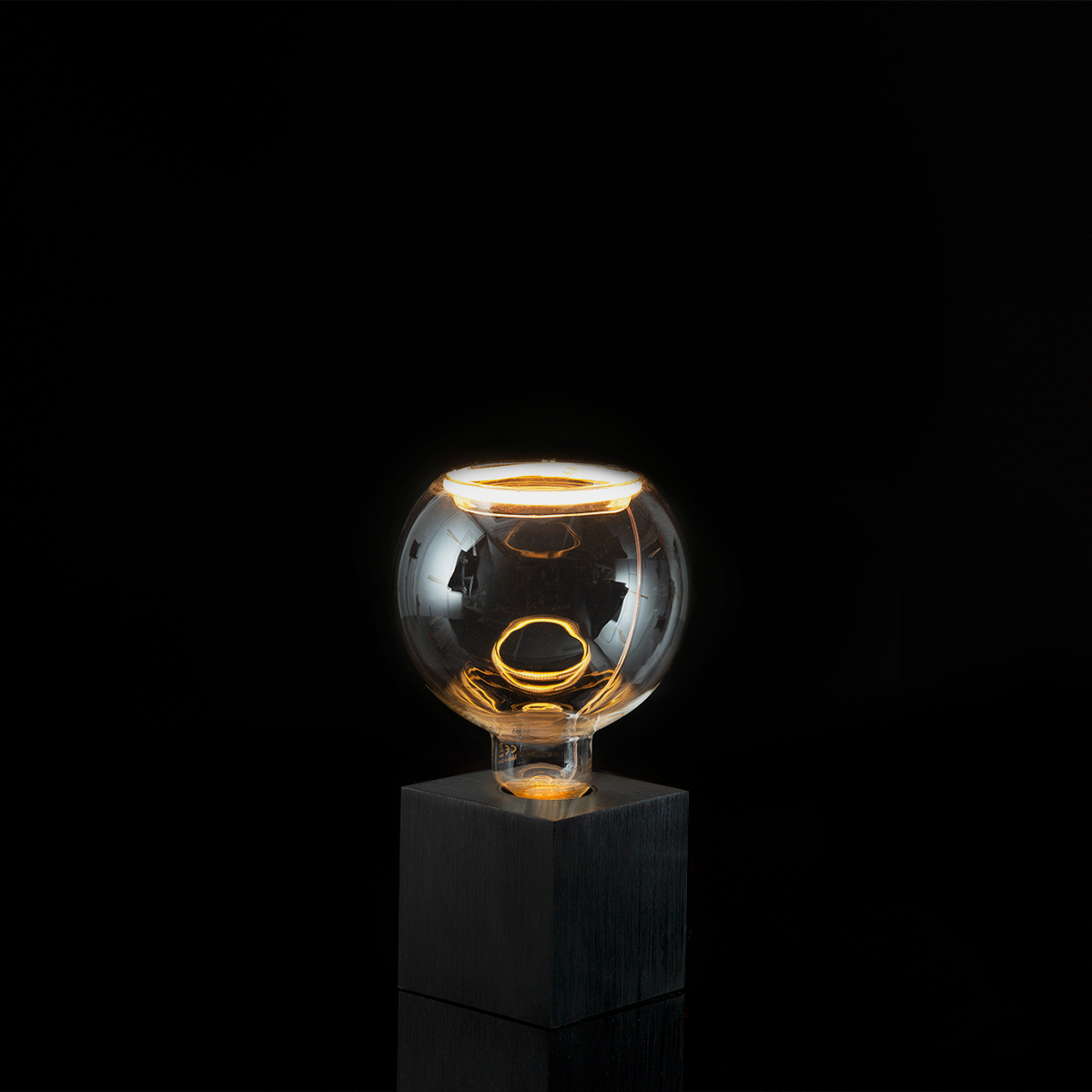 Segula LED Floating Globe 125 klar E27, 4,5 W, 2200 K, dimmbar, mit Sompex Cubic Tischleuchte, schwarz (separat erhältlich) (©Leuchtenland.com)