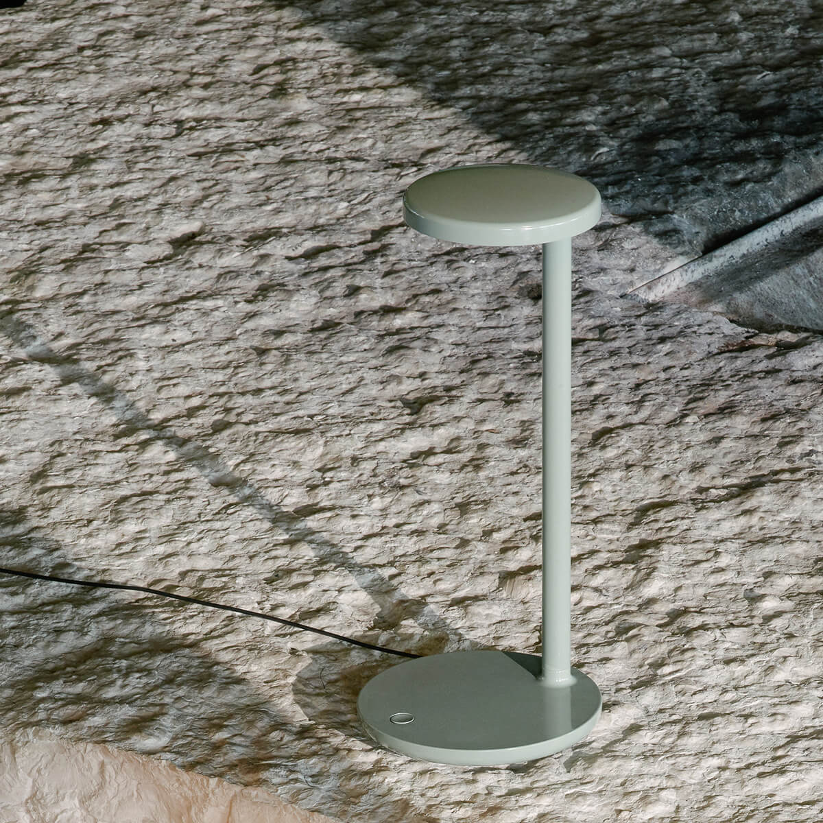 Flos Oblique Qi LED Tischleuchte, salbei glänzend (©Federico Torra)