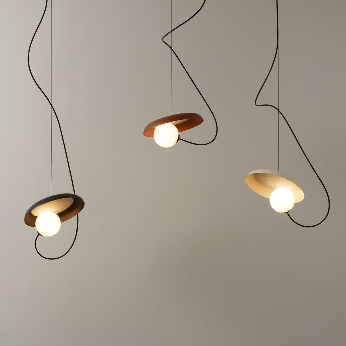 Milan Wire Pendelleuchte, Ø: 24 cm, anthrazitgrau, Kupfer und nerzfarben (v.l.n.r.)