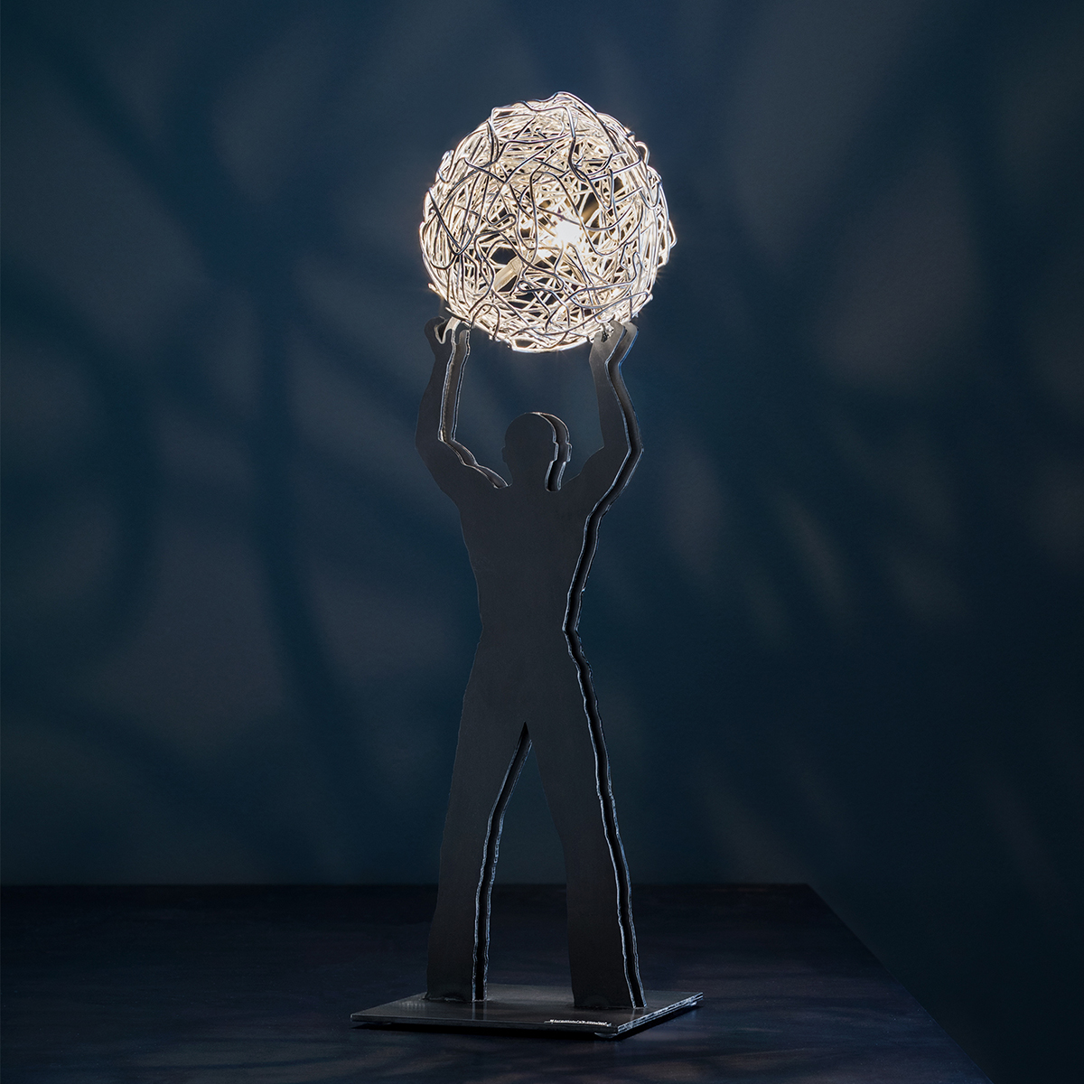 Catellani & Smith Uomo della Luce S Tischleuchte, Aluminium / Roheisen (Foto: Nava-Rapacchietta) Uomo della Luce S Tischleuchte