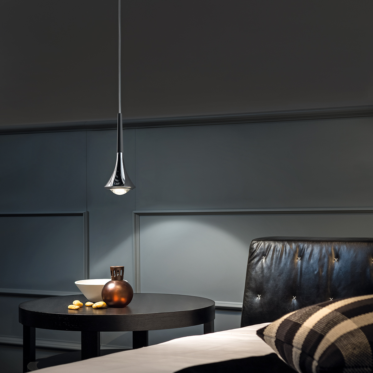 Lodes Rain LED Pendelleuchte 1-flg., Chrom - schwarz matt, Ambiente