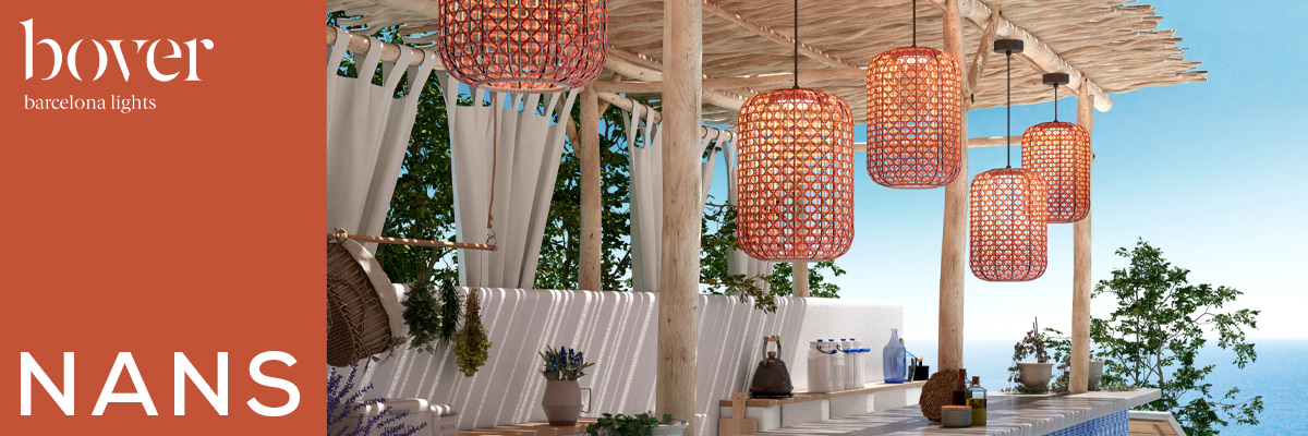 Bover Nans Outdoor-Pendelleuchten mit geflochtenen Schirmen über Theke auf mediterraner Terrasse