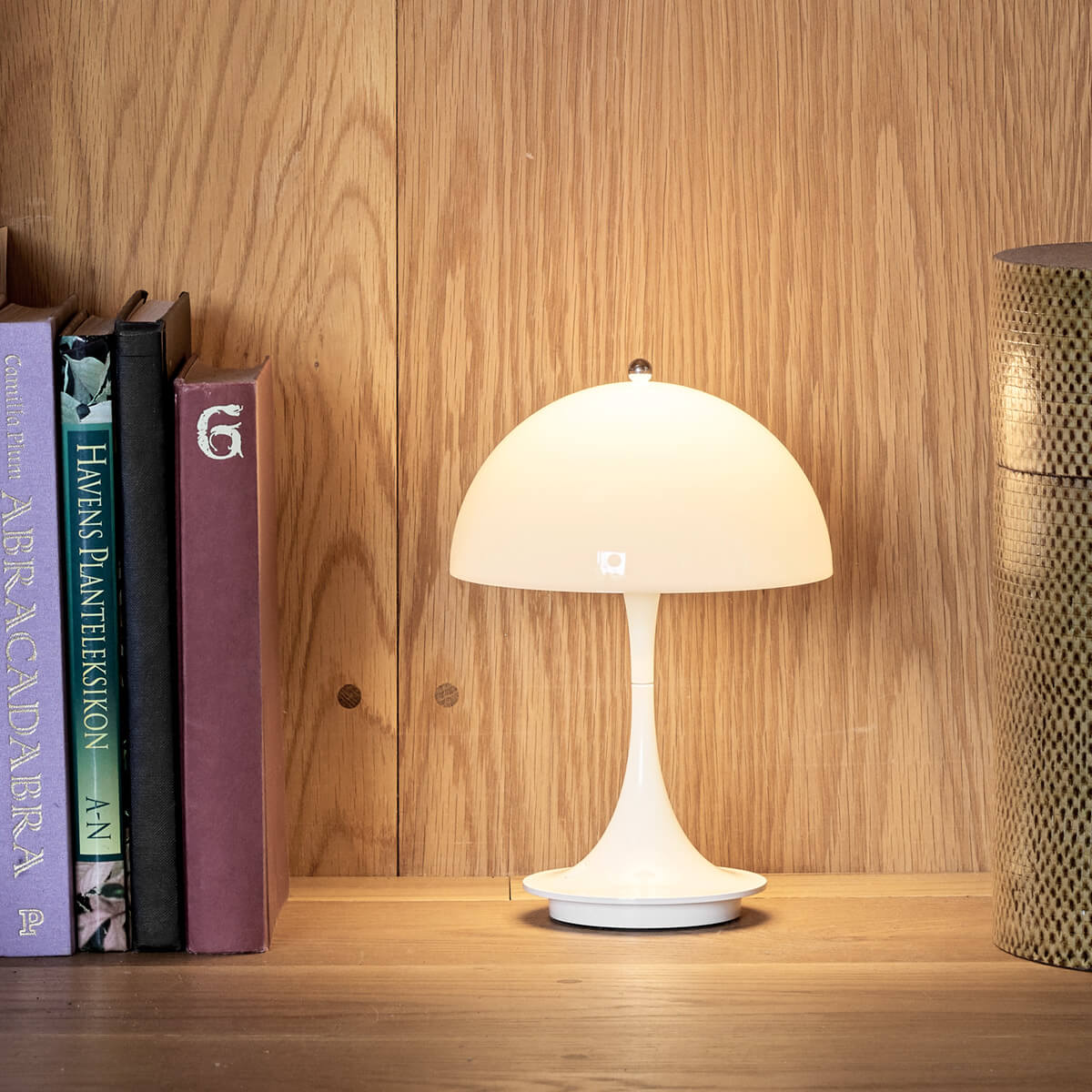 Louis Poulsen Panthella 160 Portable V2 LED Akkuleuchte, Acryl opalweiß – Design by Verner Panton