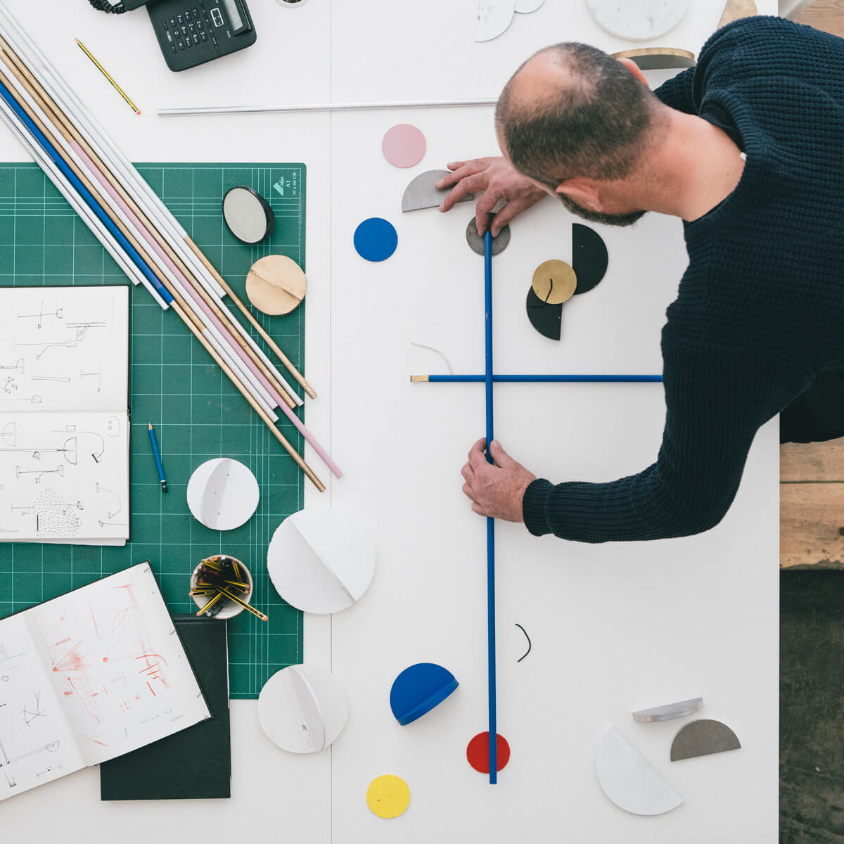 Designer Jaume Ramírez beim Entwurf der Marset Copérnica LED Leuchtenserie