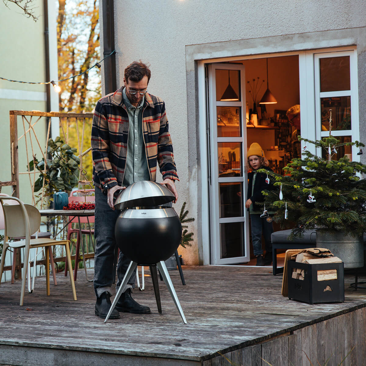 Höfats Moon 45 Deckel, Edelstahl gebürstet, mit Moon 45 Feuerschale mit hohem Fuß (separat erhältlich)