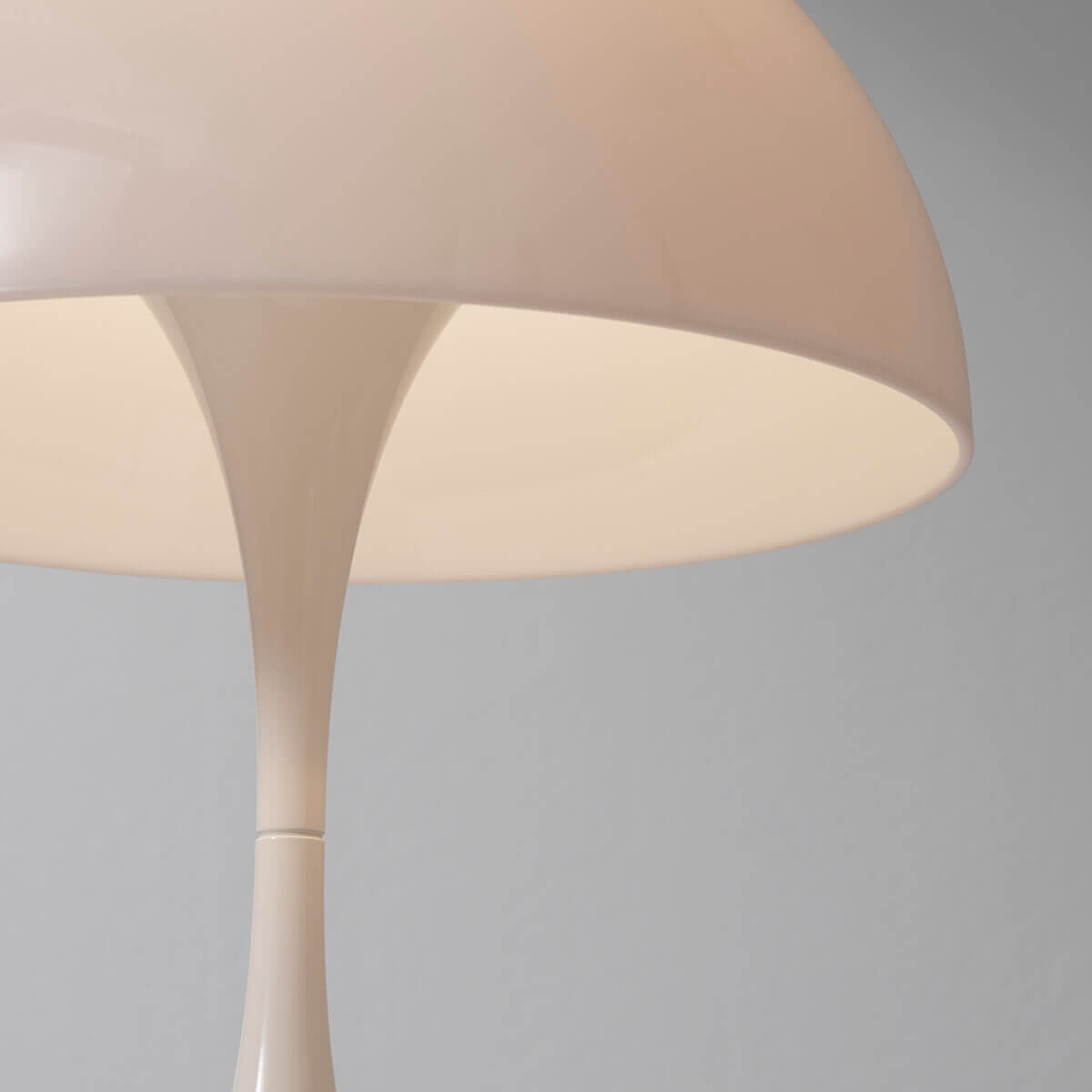 Louis Poulsen Panthella 250 Portable V2 LED Akkuleuchte, Acryl opalweiß – Design by Verner Panton