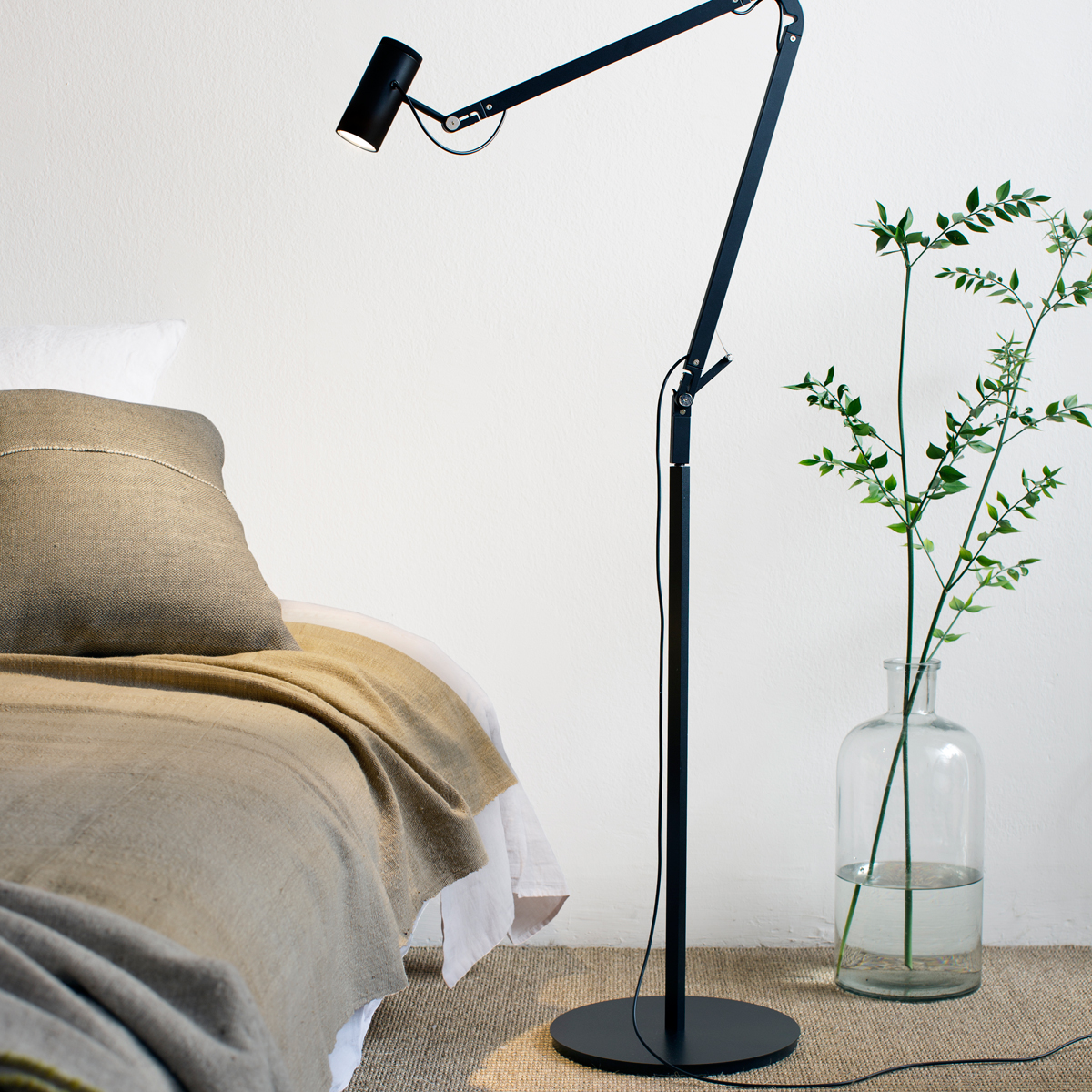 Marset Polo LED Stehleuchte, schwarz