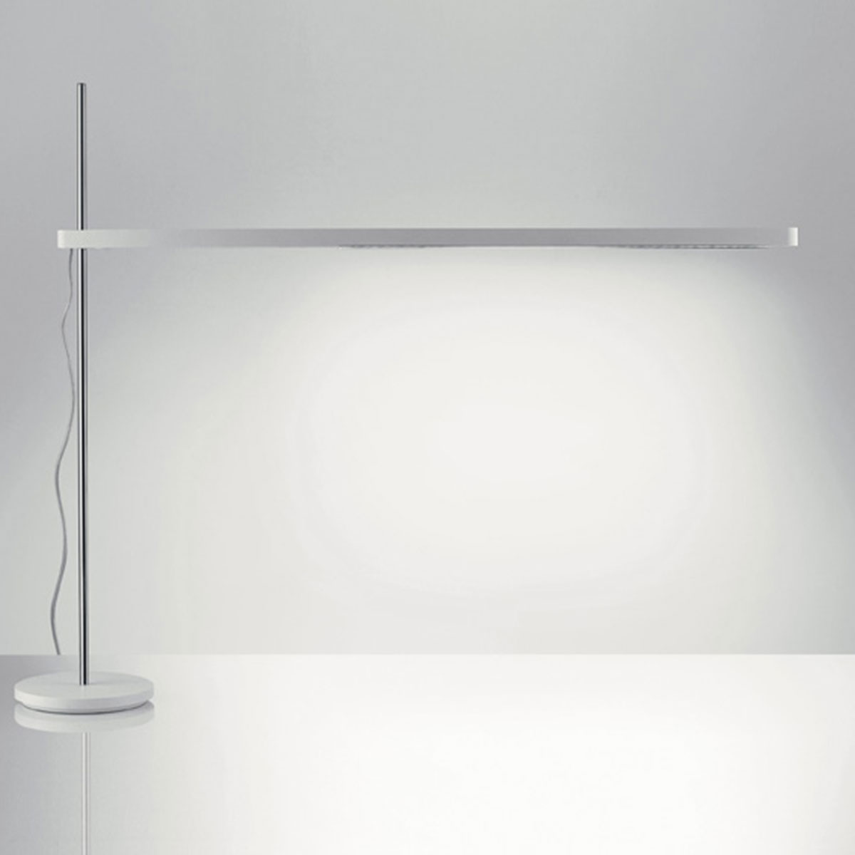 Artemide Talak Professional LED Tavolo mit Sockel, weiß / Chrom Talak Professional LED Tavolo mit Sockel