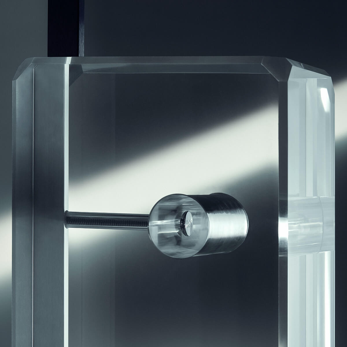 Flos Arco K 2022 Limited Edition Bogenleuchte, Edelstahl, Sockel: Kristallglas (©Mattia Balsamini)