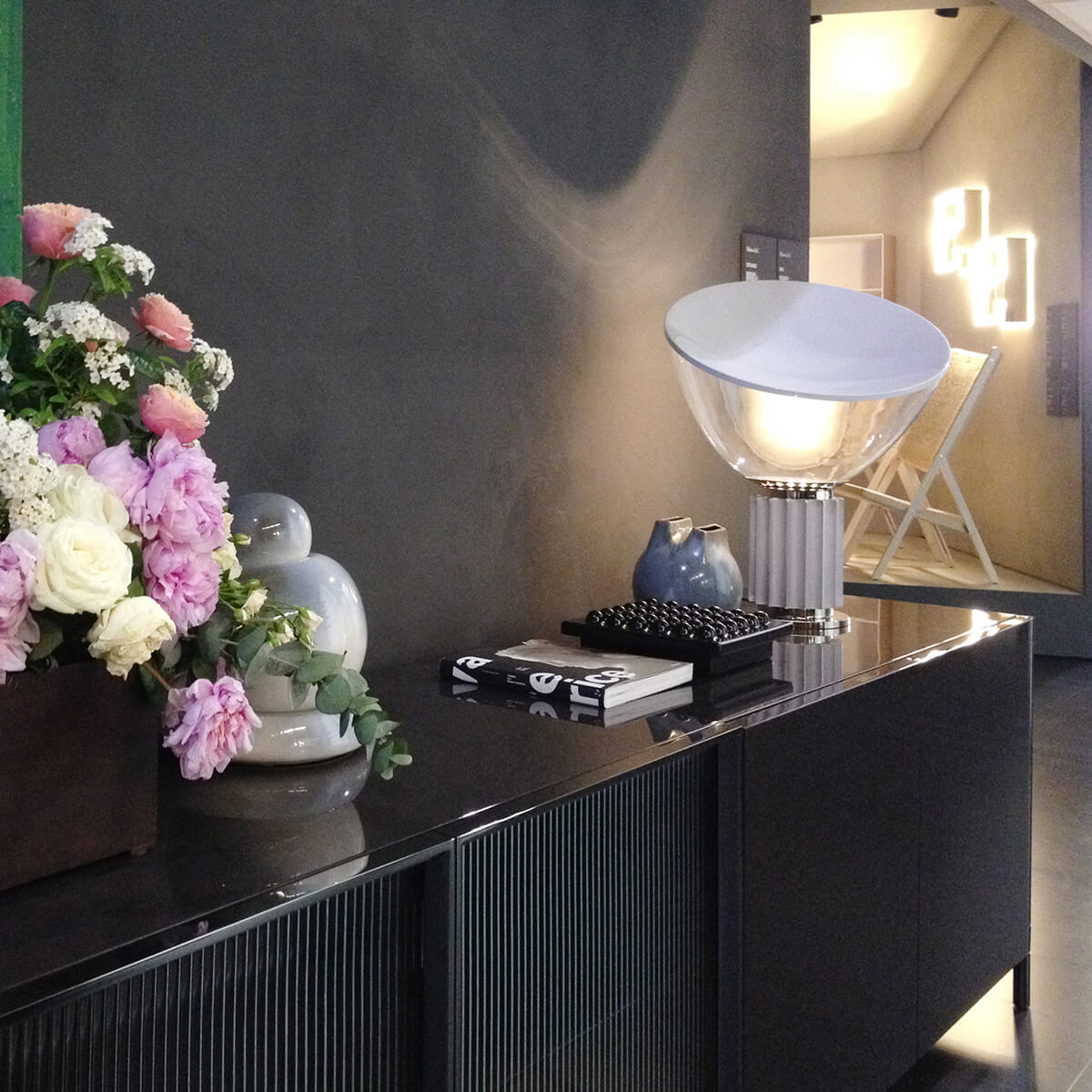 189-flos-taccia-led-tischleuchte-silber-eloxiert-ambiente-2-1200x1200 Flos Taccia LED Tischleuchte, Silber eloxiert