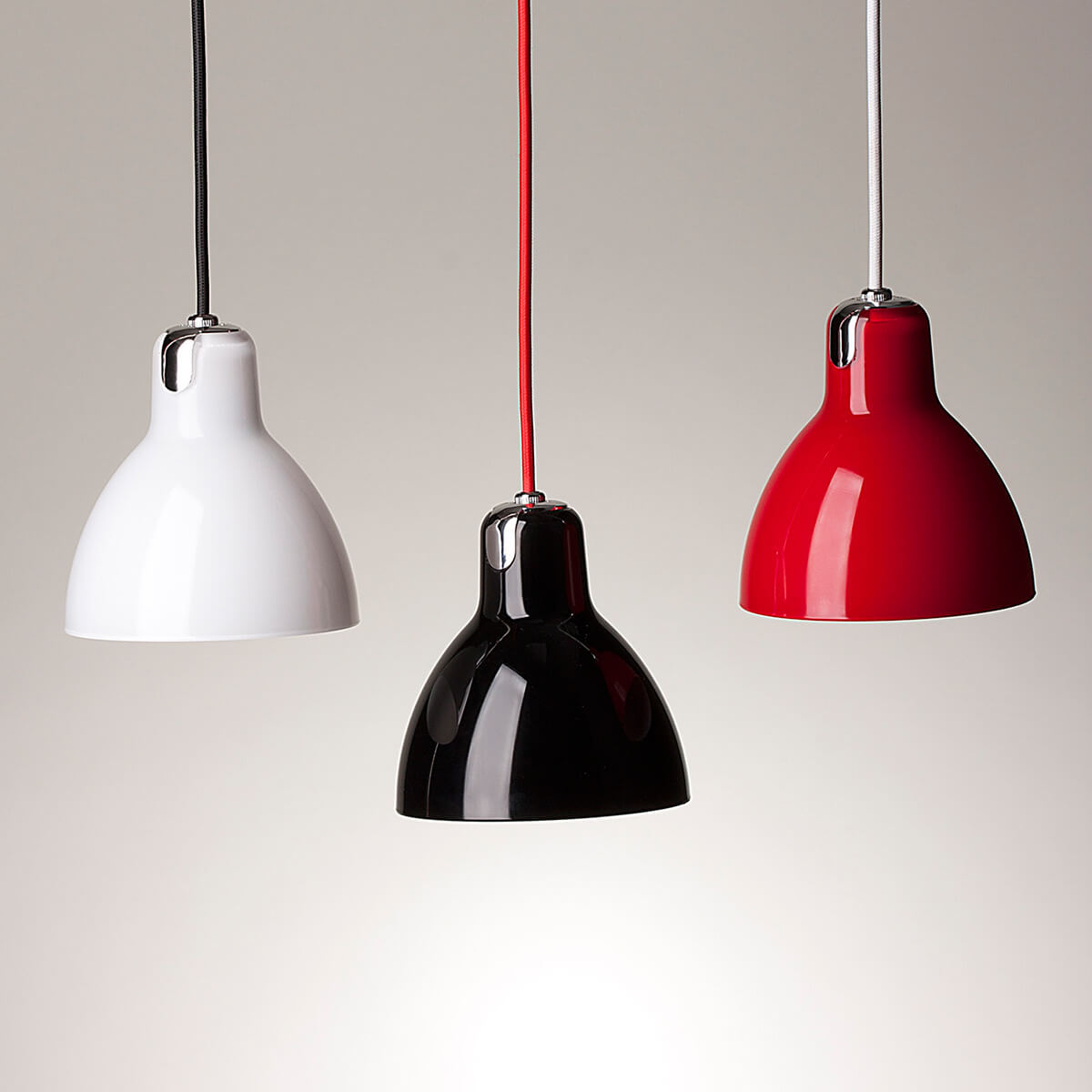Rotaliana Luxy H5 Pendelleuchte, Kabel: schwarz, Schirm: weiß glänzend / Kabel: rot, Schirm: schwarz glänzend / Kabel: weiß, Schirm: rot glänzend