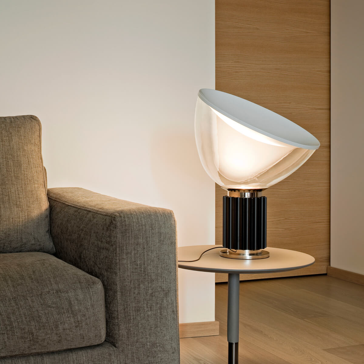 189-flos-taccia-small-led-tischleuchte-f6604030-schwarz-ambiente-c-germano-borrelli-1200x1200 Flos Taccia Small LED Tischleuchte, schwarz (©Germano Borrelli)