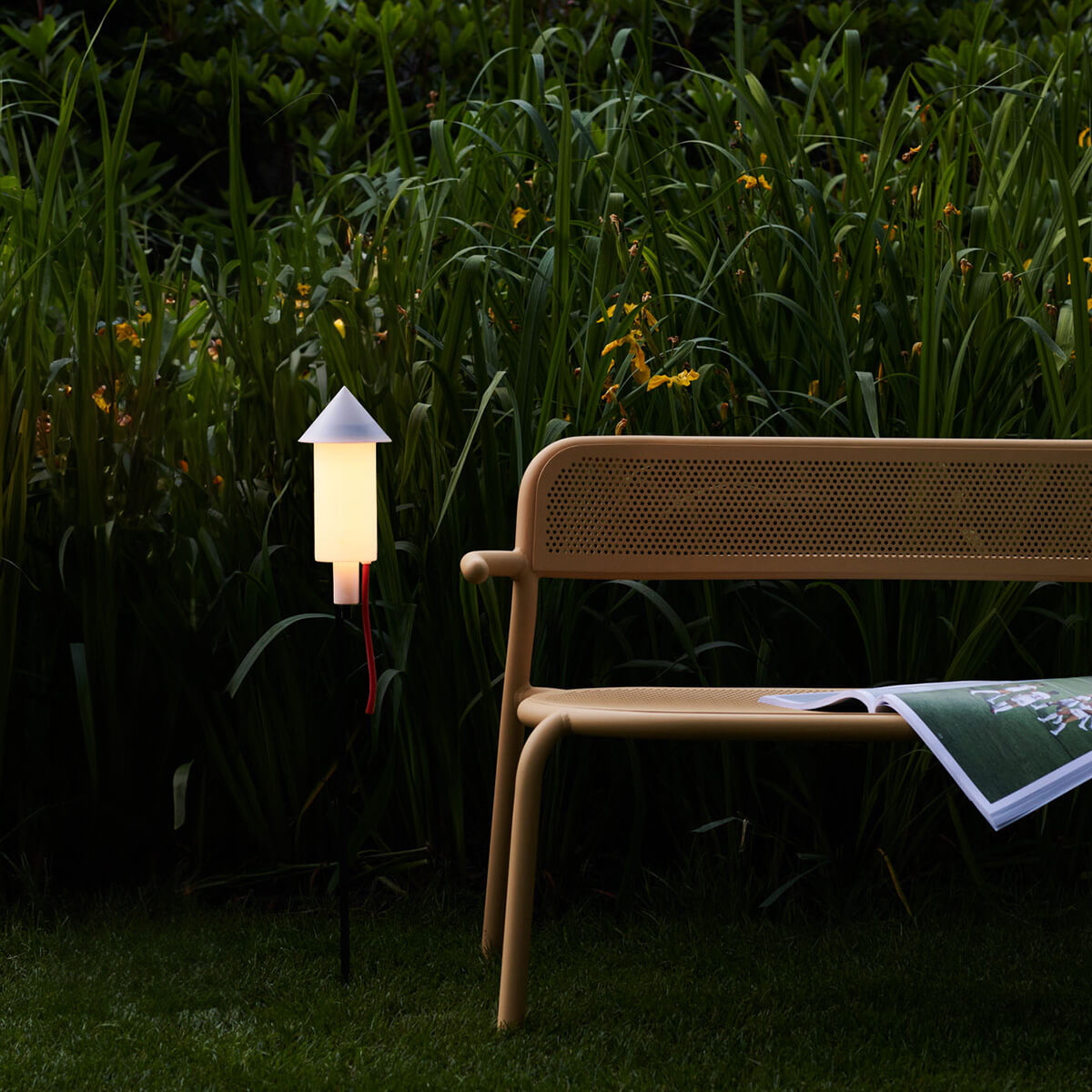 Fatboy Racket la Surprise LED Solarleuchte mit Erdspieß, Aluminium / weiß