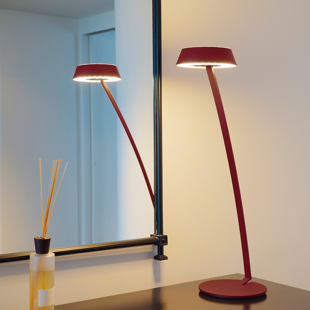 Oligo Glance LED Tischleuchte, gebogen, rot matt