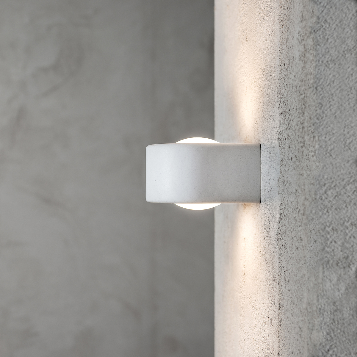 Less 'n' more Mimix Beton LED Wandstrahler, 2-flg., weiß poliert