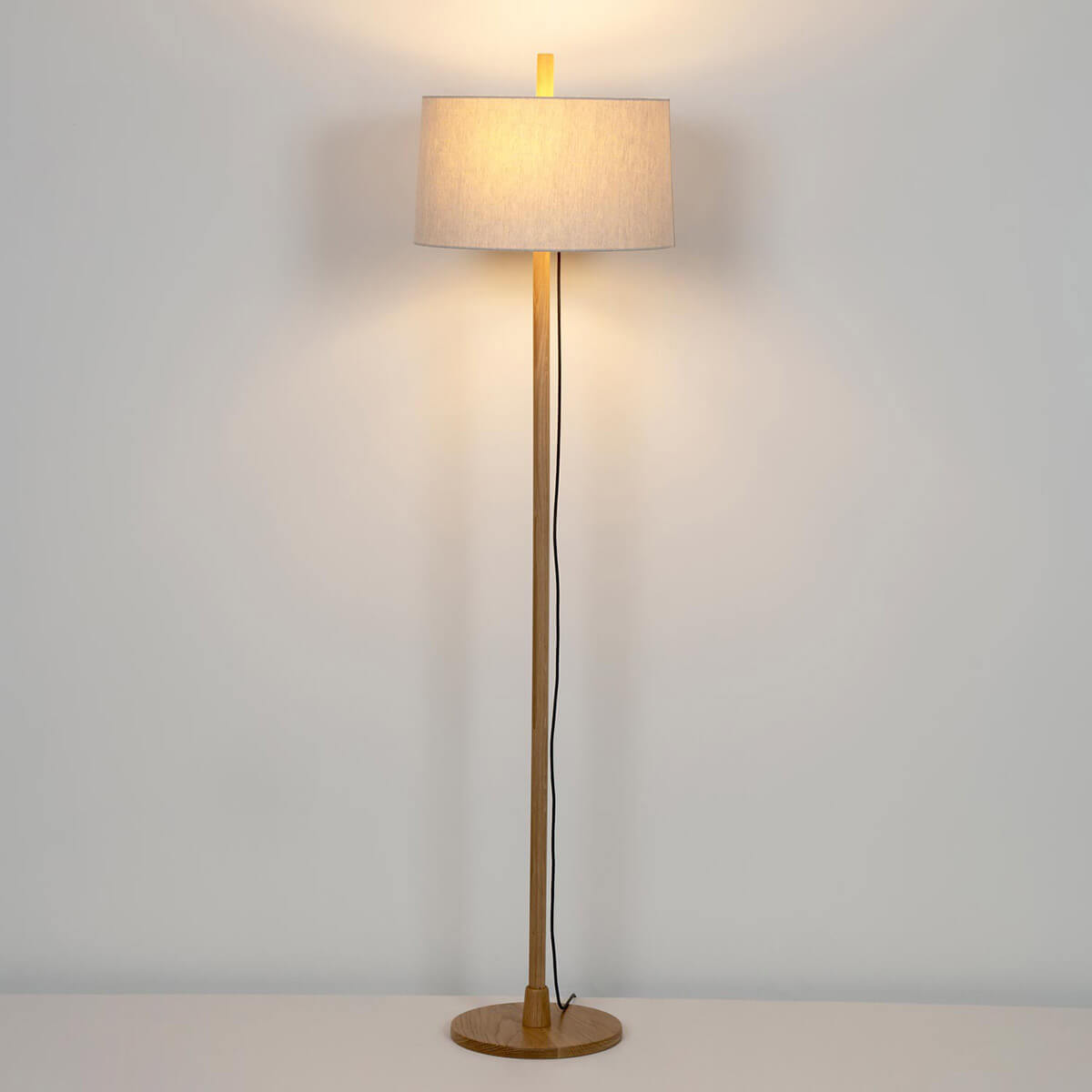 Milan Linood Stehleuchte, Schirm: Leinen / Korpus: Eichenholz