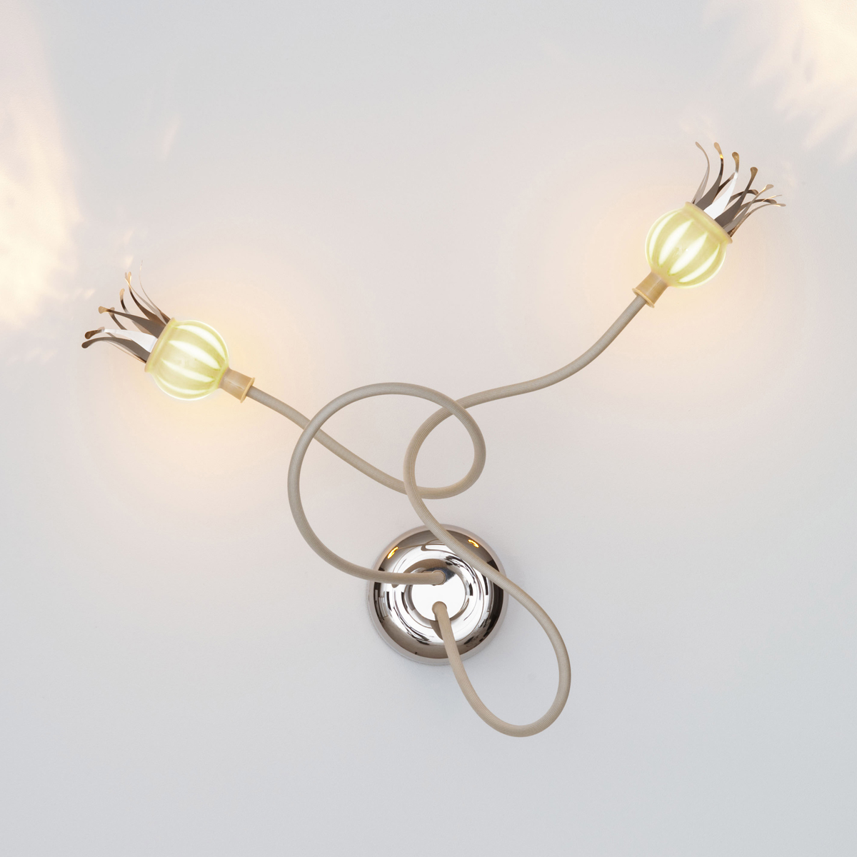 Serien Lighting Poppy Wall / Ceiling, 2-flg., Schirme: Keramik, Arme: beige