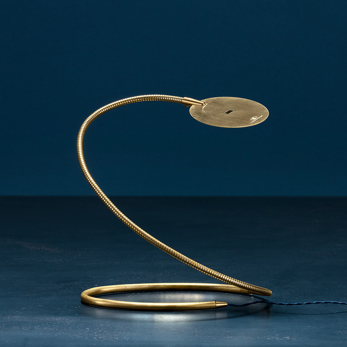 Catellani & Smith Herem T USB LED Tischleuchte, Messing (ausgeschaltet) (Foto: Nava-Rapacchietta)