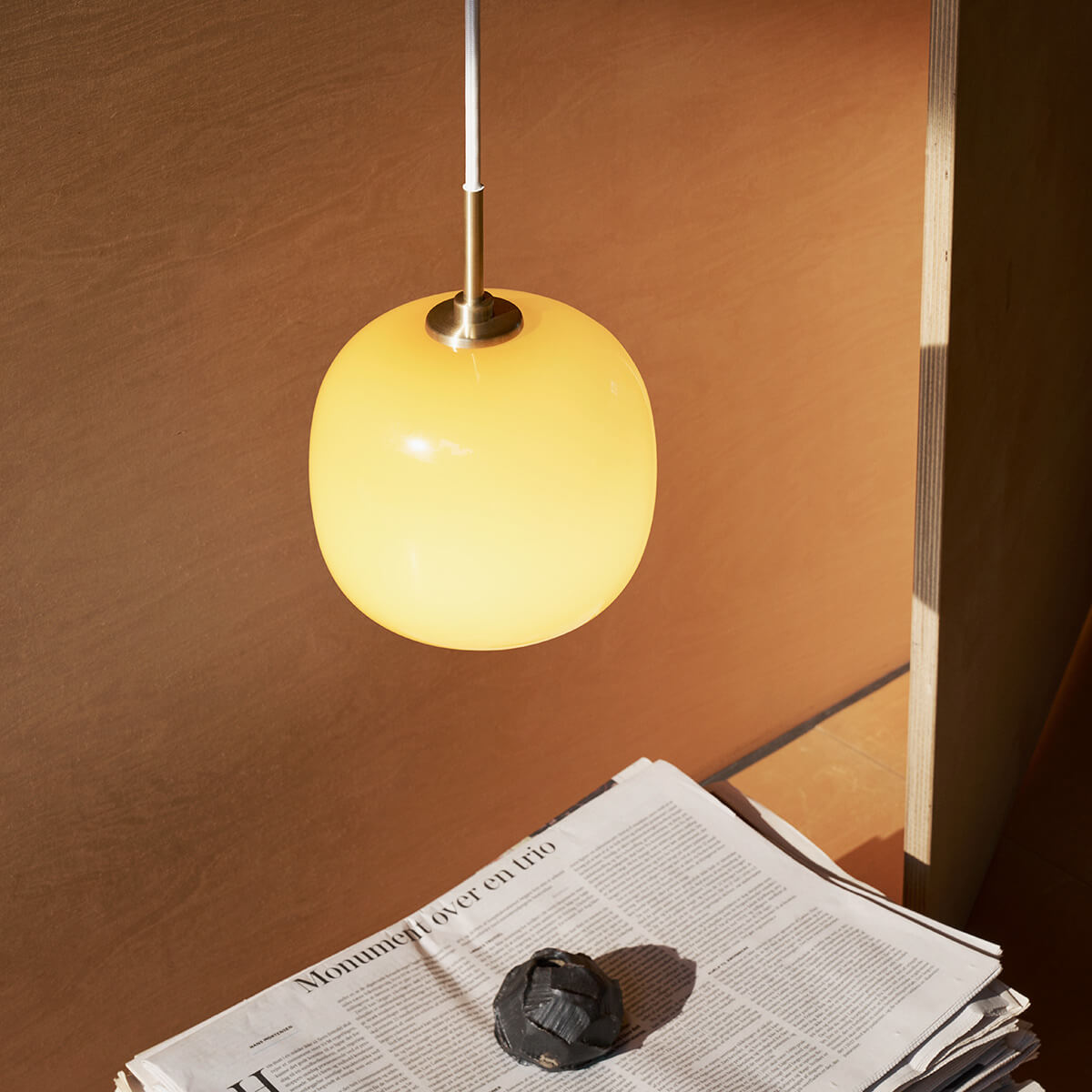 Louis Poulsen VL 45 Radiohus Pendelleuchte, Ø: 17,5 cm, Glas bernstein (eingeschaltet)