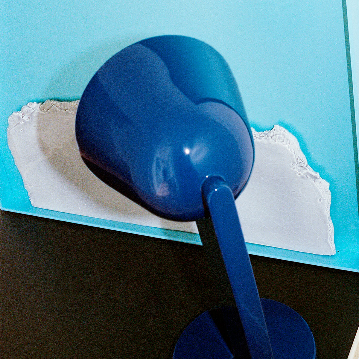 Flos Céramique Side Tischleuchte, navy blau (©Angèle Châtenet)