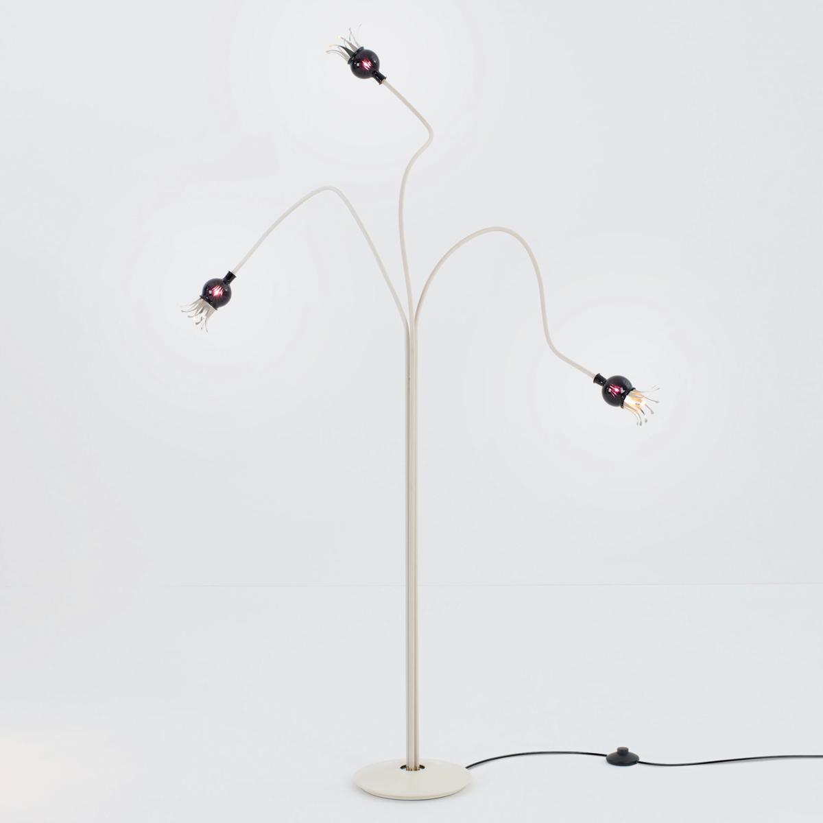 Serien.lighting Poppy Floor 3 Stehleuchte, Schirme: violett, Arme: beige