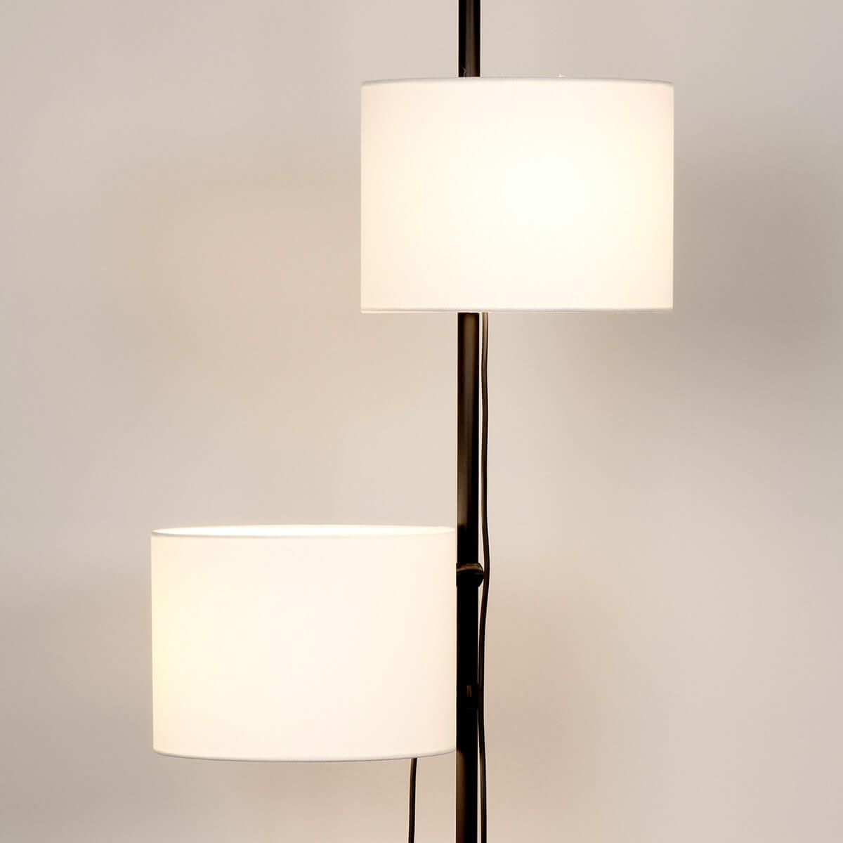 Milan Twain Stehleuchte, 2-flg., schwarz matt, Detail der Leuchten Schirme
