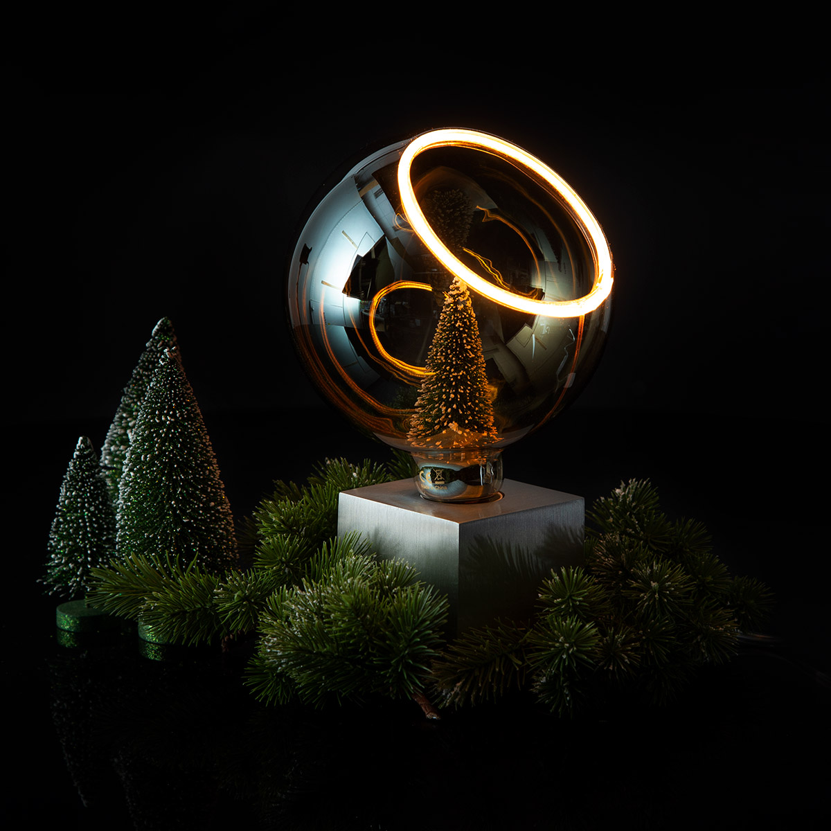 Segula LED Floating Globe 150 45° smokey grau E27, 6 W, 1900 K, dimmbar, mit Sompex Cubic Tischleuchte, Aluminium (separat erhältlich) (©Leuchtenland.com)