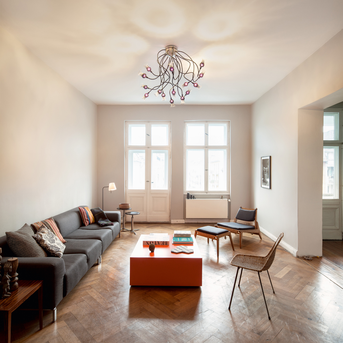 Serien.lighting Poppy Wall / Ceiling 15 Wand- / Deckenleuchte, Arme: schwarz, Schirme: rubinrot