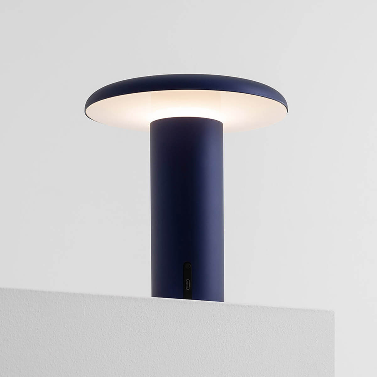 Artemide Takku LED Akkuleuchte, blau eloxiert