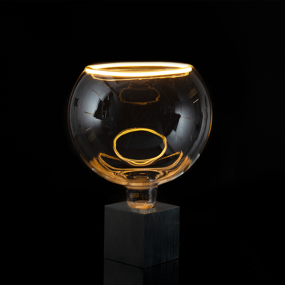 Segula LED Floating Globe 200 klar E27, 5 W, 2200 K, dimmbar, mit Sompex Cubic Tischleuchte, schwarz (separat erhältlich) (©Leuchtenland.com)