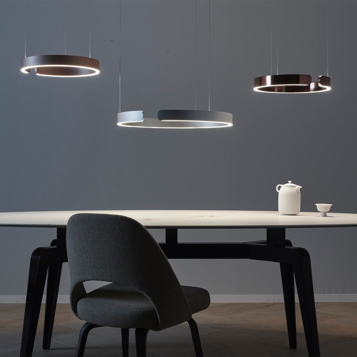 Occhio Mito sospeso 40 var up wide LED Pendelleuchte und Mito sospeso 60 var up wide LED Pendelleuchte, verschiedene Ausführungen