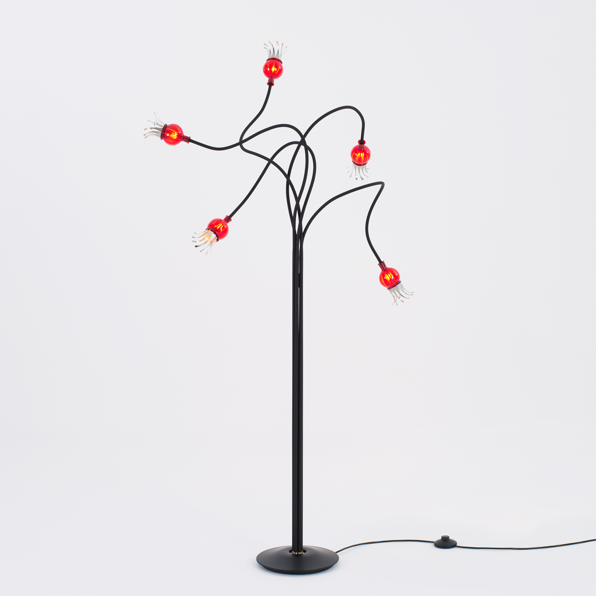 Serien.lighting Poppy Floor 5 Stehleuchte, Schirme: rubinrot, Arme: schwarz