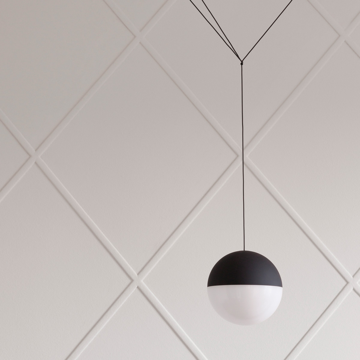 Flos String Light Sphere LED Pendelleuchte, App Control, schwarz, mit zusätzlichem String Light Anschlusskabel, schwarz (als Zubehör erhältlich) (©Beppe Brancato)