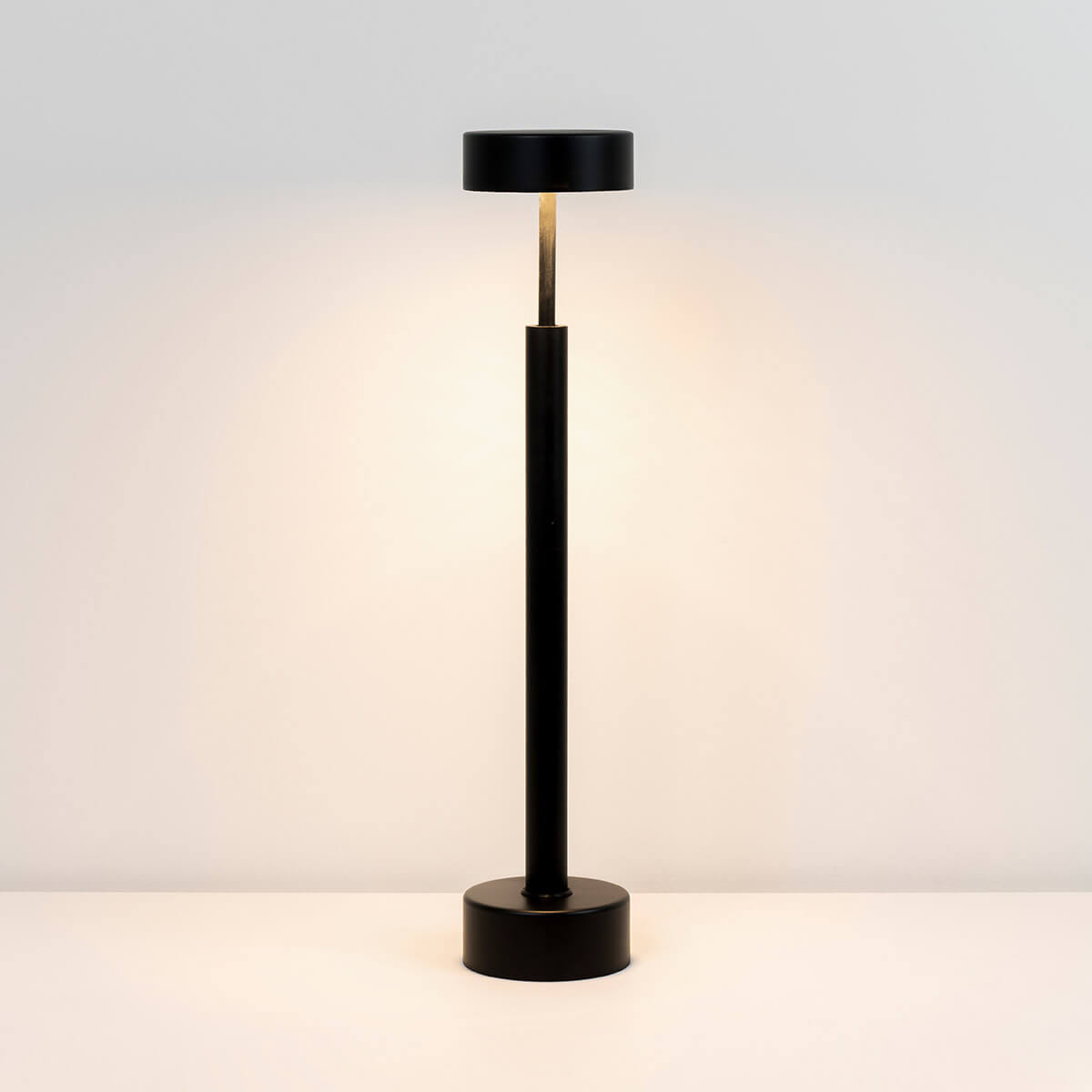 Milan Peak LED Tischleuchte, schwarz matt
